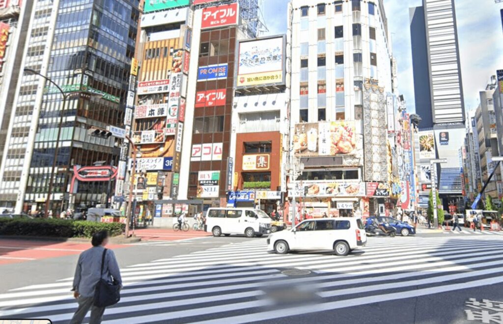 メンズライフクリニック東京・新宿院が見える交差点です。