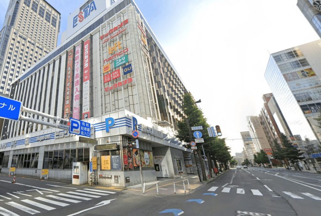 東京上野クリニック札幌医院最寄駅札幌駅南口隣のビッグカメラです。