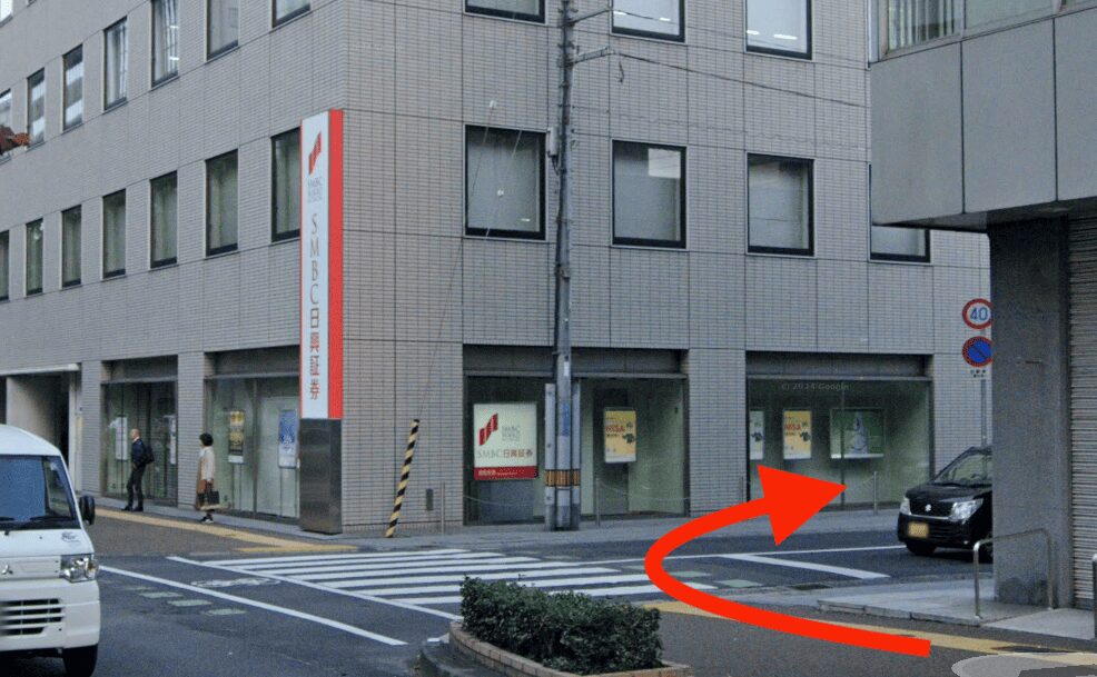 SMBC日興証券の角を交差点の角