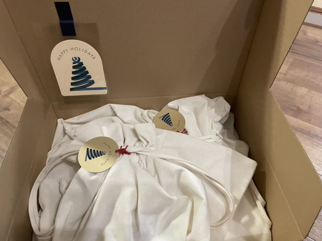 TENTIALの2025年クリスマス製品「おやすみ前のやすらぎアロマセット」の箱を開けた時
