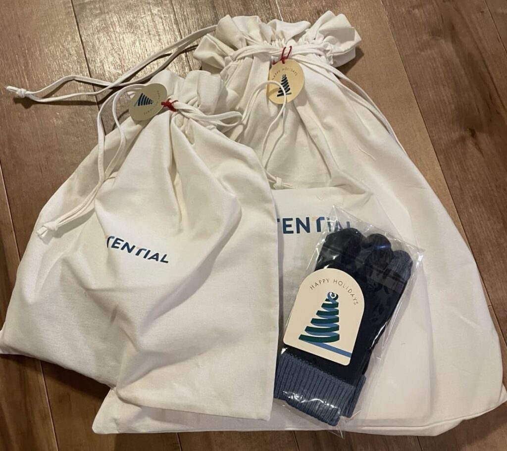 TENTIALの2025年クリスマス製品「おやすみ前のやすらぎアロマセット」のプレゼント袋